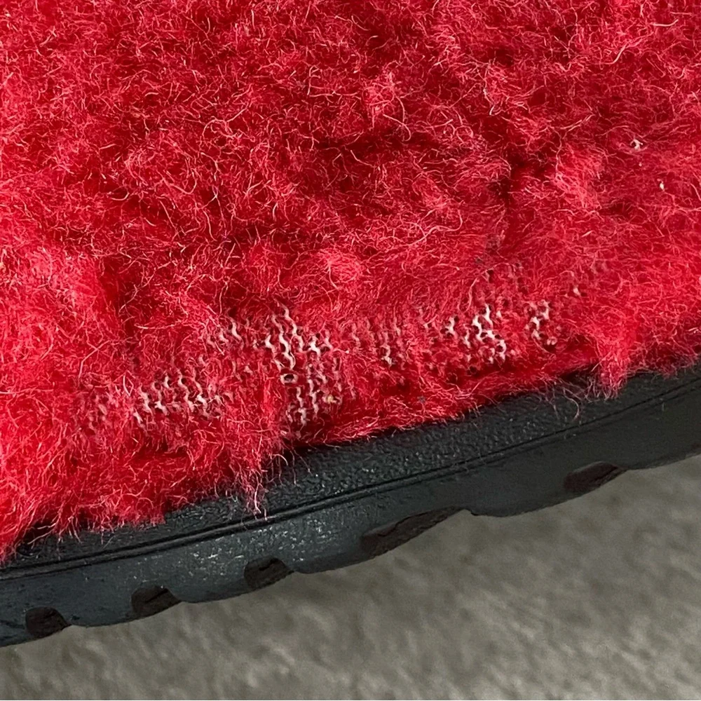 UGG Men’s Size 5 (Women’s Size 7) Red Fluffy Slippers - Picture 6 of 12